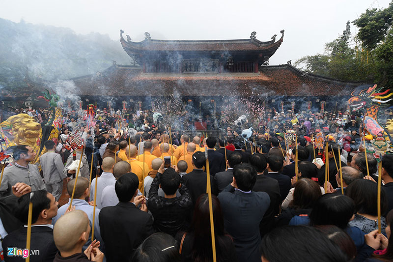 Thuyền bè dày đặc suối Yến ngày khai hội chùa Hương